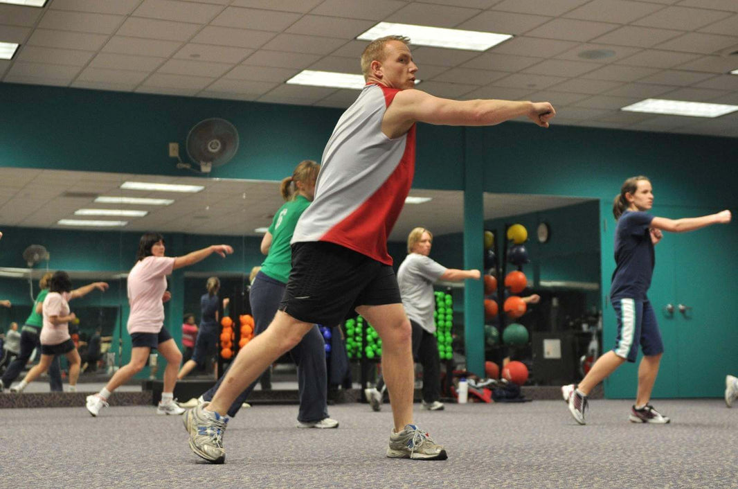 Sportifs hommes et femmes lors d'une séance de sport en salle