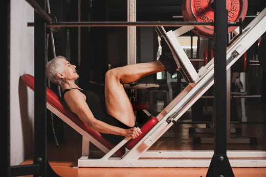 Femme senior en salle de musculation