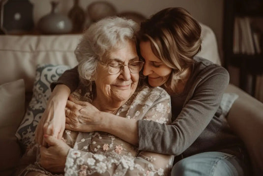 Femme âgée avec sa fille qui l'enlace avec tendresse