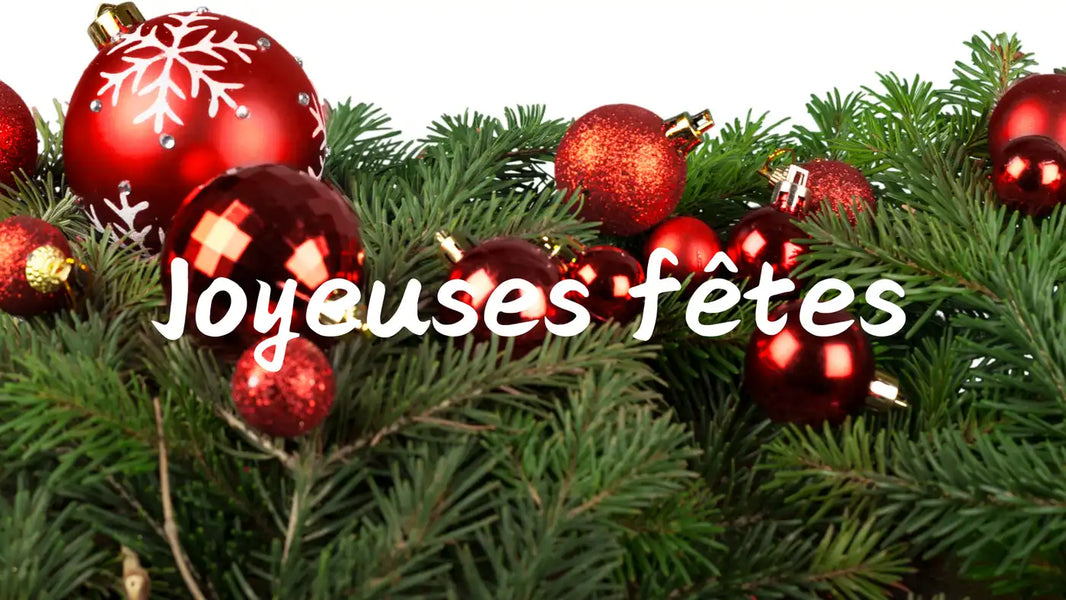 Décoration de Noël avec sapin et boules rouges