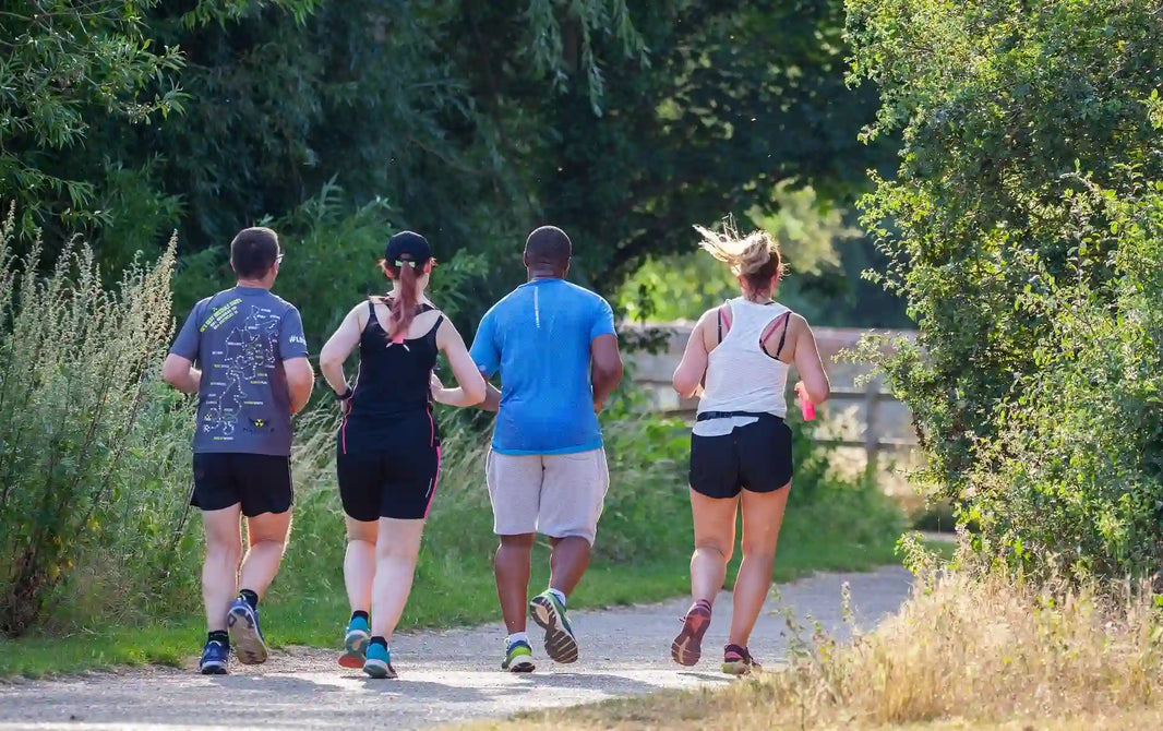 Deux femmes et deux hommes en surpoids font du running en pleine nature